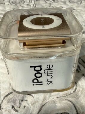 Apple iPod Shuffle Gold with White Controls